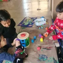Niño desarrollando habilidades motrices con material didáctico