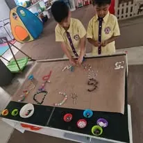 Niños realizando una actividad de arte